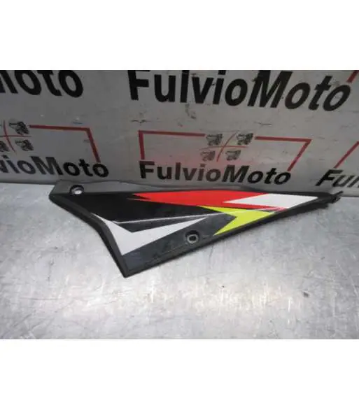 Flanc de selle Gauche DERBI DRD 50 – 2017 Vente Flash