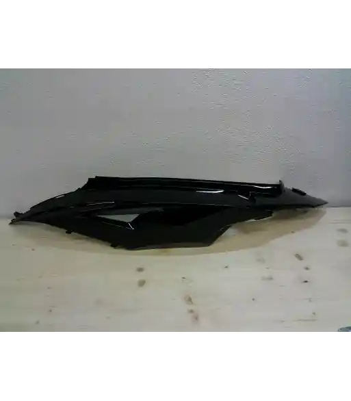 Flanc de selle gauche – SYM JOYRIDE 125 – 2012 – Neuf Expédition Rapide