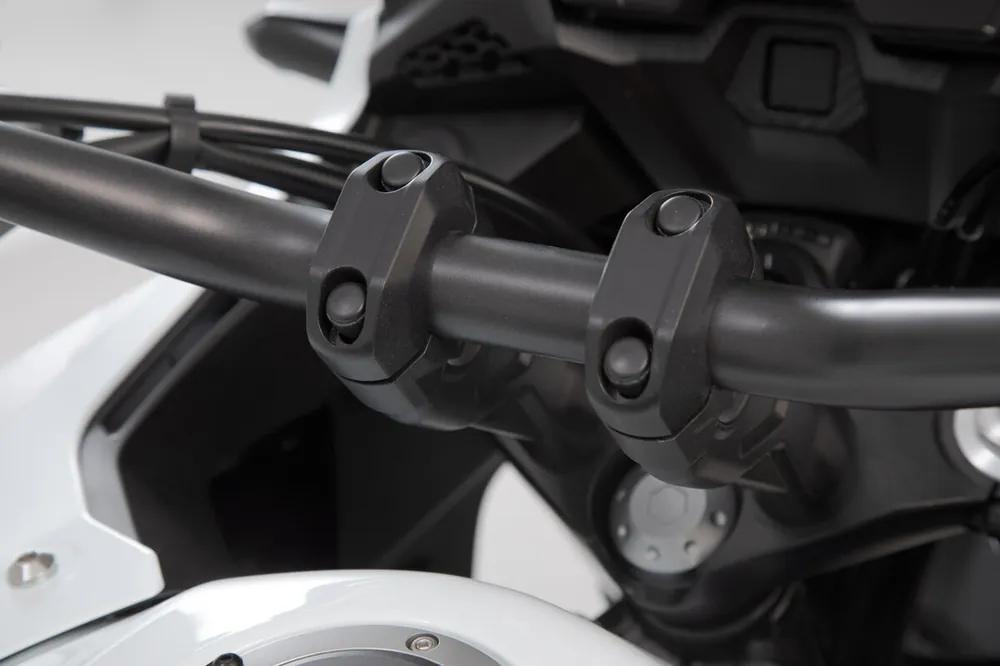 Bon Plan SW-Motech Réhausse de guidon, noir pour guidon Ø 28 mm, H=20 mm pour Triumph Speed Triple 1050 /R – SW Motech